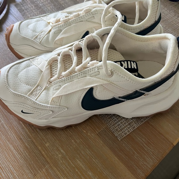 Nike Womens TC 7900 Pale Ivory Armory Navy - Picture 6 of 6